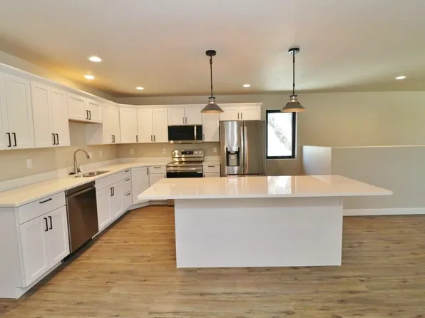 608 14th St SE, Minot, ND 58701