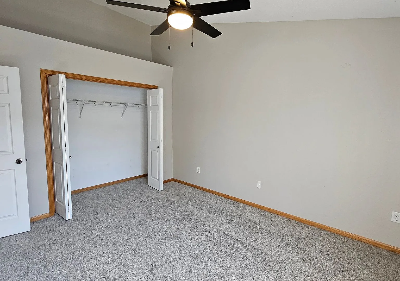 Modern 3-Level Townhouse in a Desirable Neighborhood Spacious & Stylish! — Photo 4