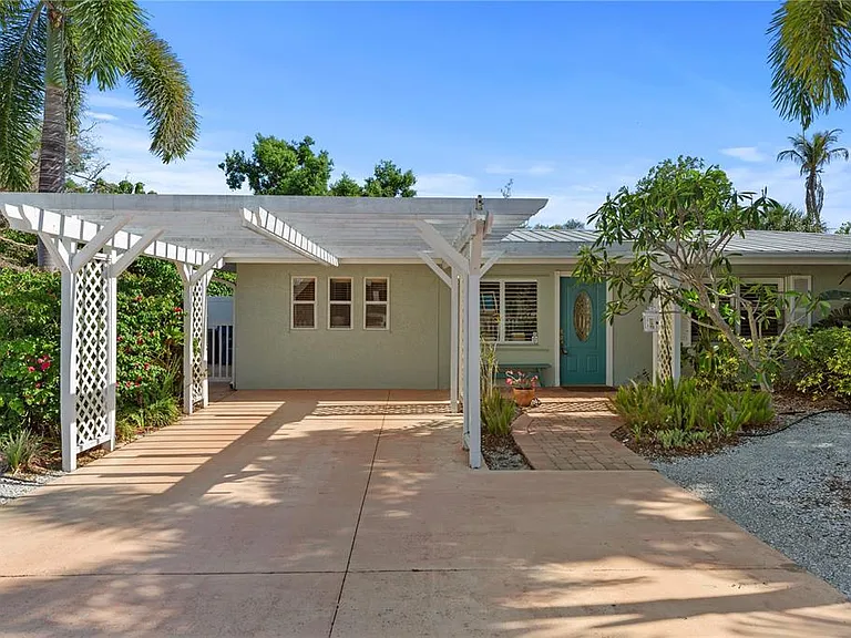 7860 Holiday Dr — Photo 2