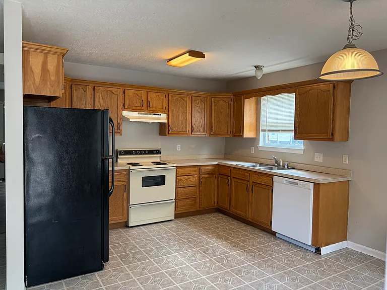 100 Laurel Ln — Photo 13