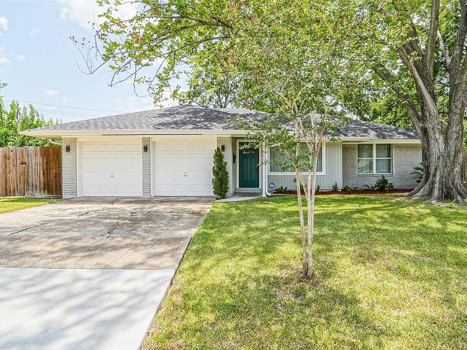 3 bed, 1.5 bath, 1453 sqft, $2,050 — Photo 1
