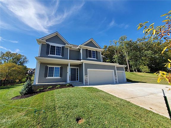 2nd image of 1301 NE Woods Edge Cir