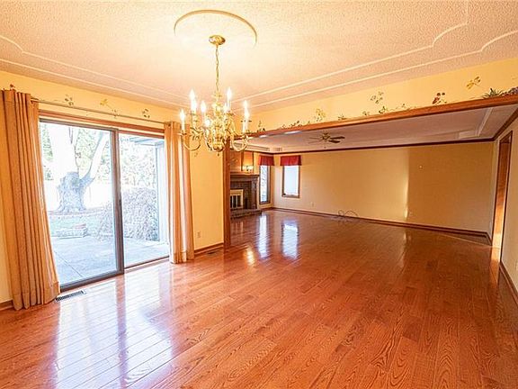 4th image of 4721 Woodfield Dr