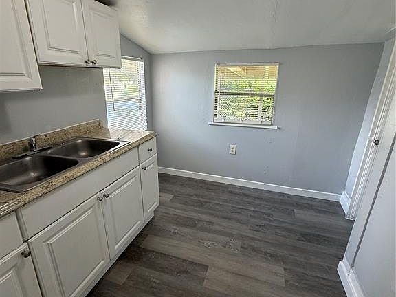 3rd image of 621 E Myrtle St