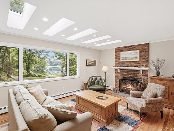 3rd image of 11 Upper Lakeshore Drive