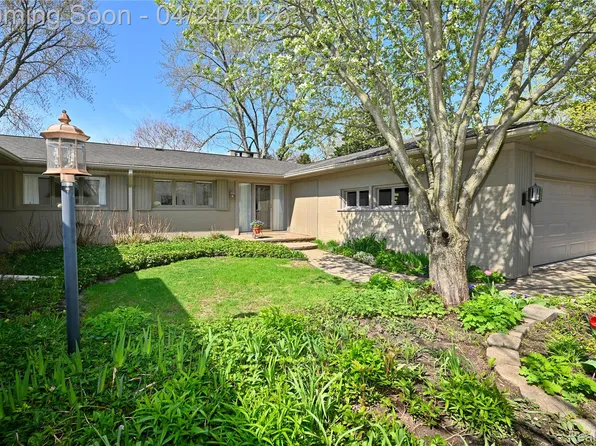 131 E Long Lake Rd, Bloomfield Hills, MI 48304