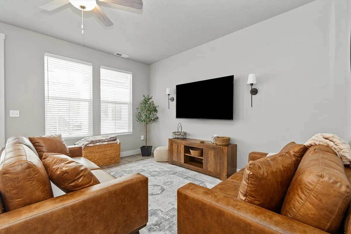 3 bed, 2.5 bath, 1347 sqft, $2,600 — Photo 2
