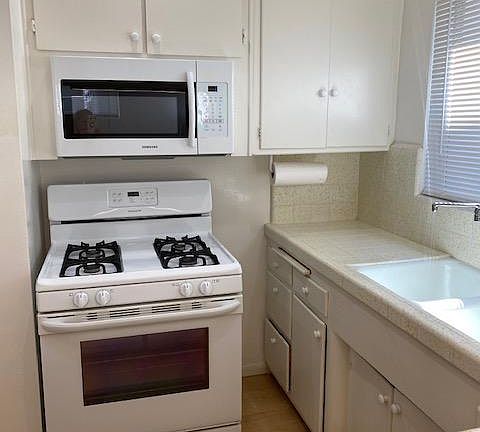 Kitchen - built in microwave and gas stove/oven