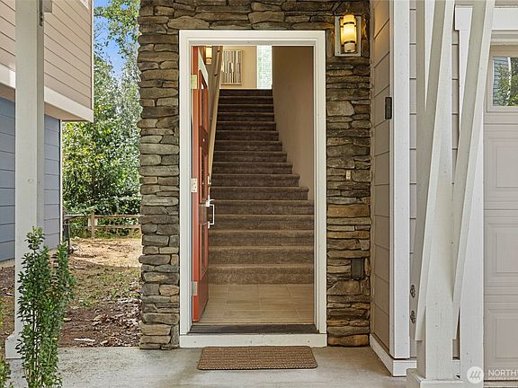 5th image of 347 Vashon Court NE