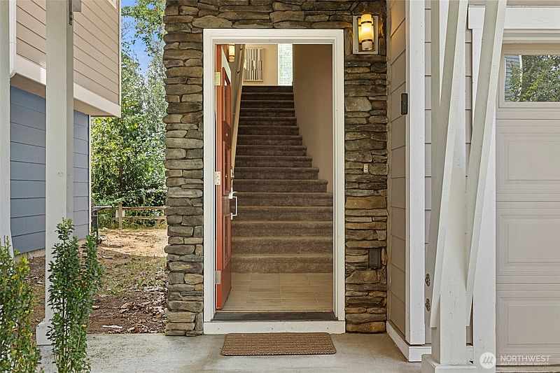 5th image of 347 Vashon Court NE