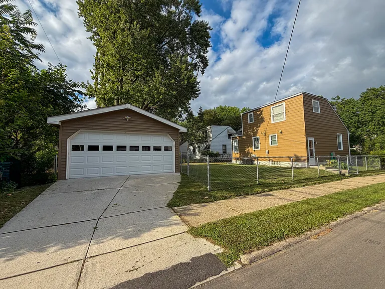 2505 Bonner St — Photo 2