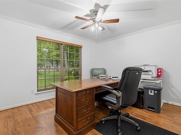 5th image of 203 Mapleleaf St