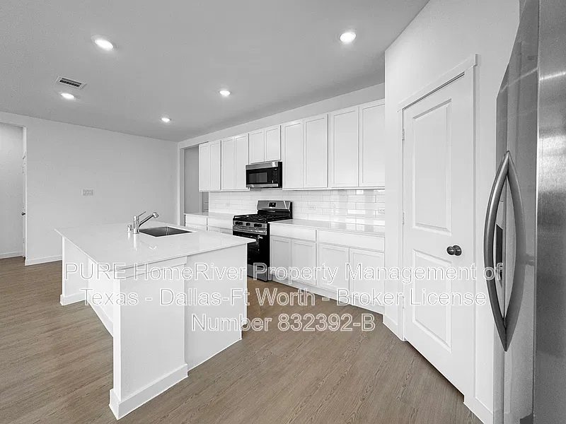 4 bed, 2.0 bath, 2062 sqft, $2,099 — Photo 2