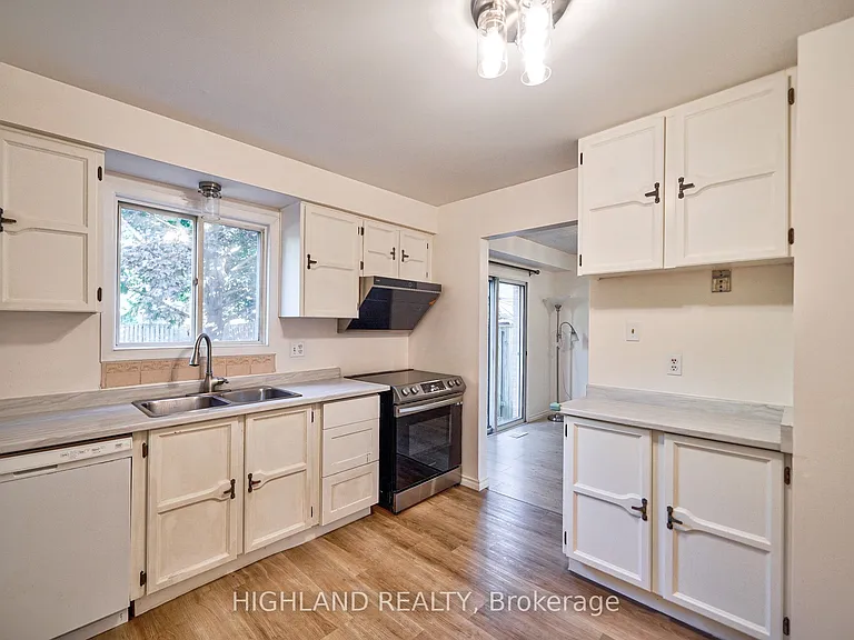 6455 Tisler Cres — Photo 13