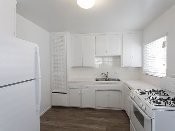 2nd image of 909 1/2 Chalcedony St #0