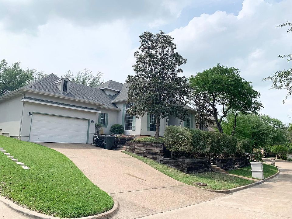 1st image of 113 Sceptre Dr