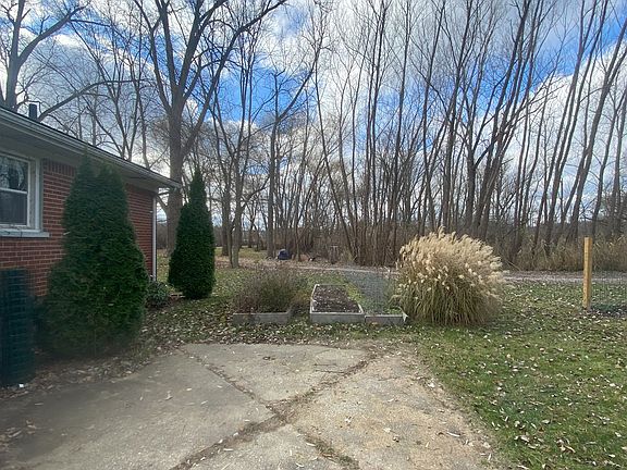 Front yard looking west at landlord 5 acre vacant lakefront land with walking access to largest sandbar on lake