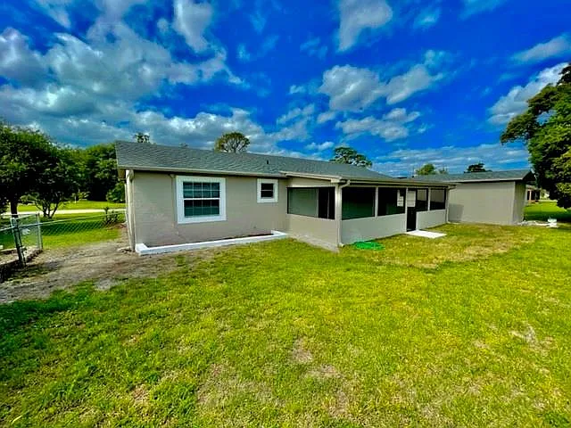 705 Harland Ct — Photo 14