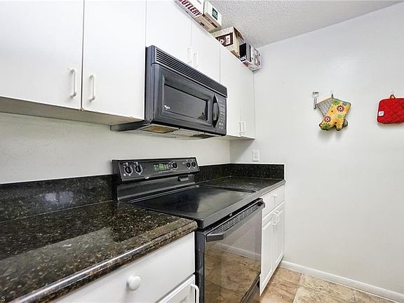 3rd image of 1323 NE Pine Island Ln