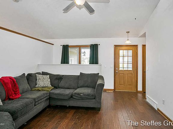 4th image of 1422 Caprice Dr