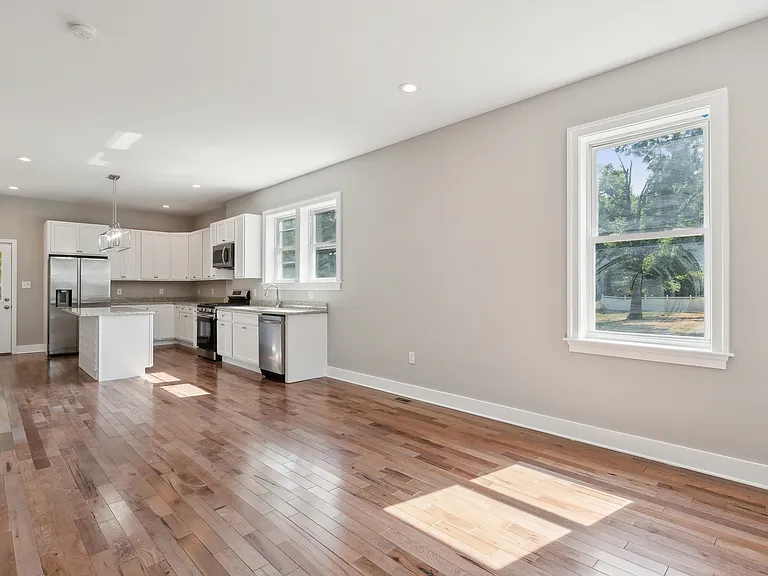 5014 Apache St — Photo 2