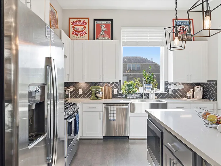 1116 W 15th 1/2 St #C — Photo 14