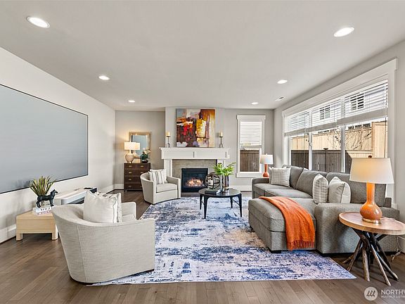 5th image of 610 Field Place NE