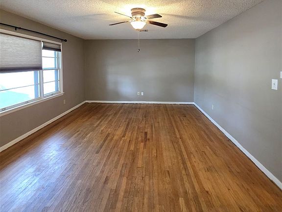 5th image of 1404 Country Club Dr