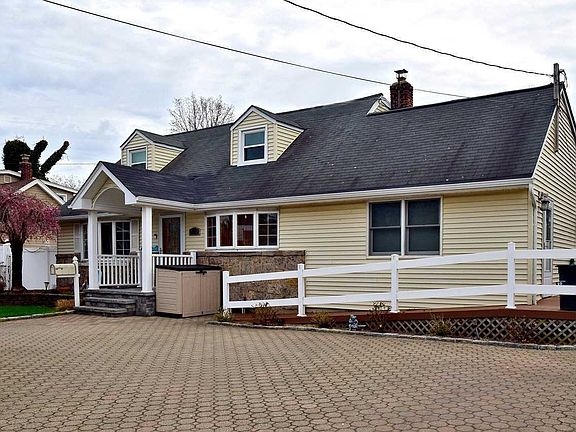4th image of 370 Maple Ave