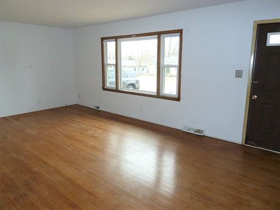 3rd image of 321 Hillside Pl