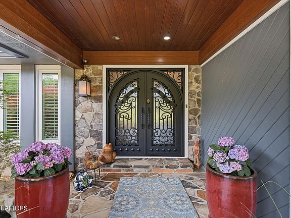 8th image of 401 Gholdston Dr