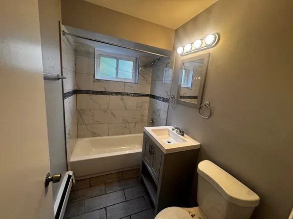 1 bed, 1.0 bath, $1,200, 2057 135th Pl, Blue Island, IL 60406