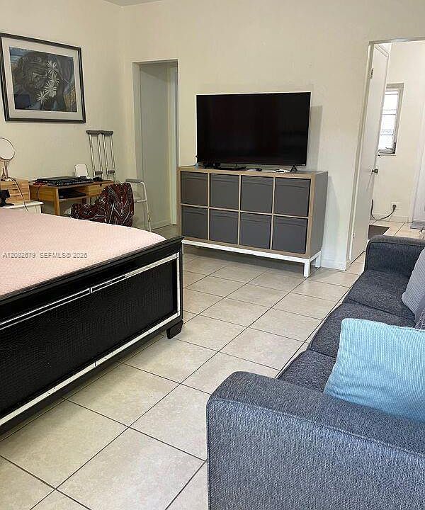1st image of 730 SW 10th St APT 1