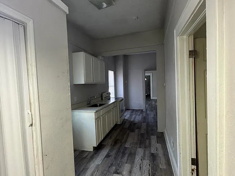 1050 W 8th St — Photo 14