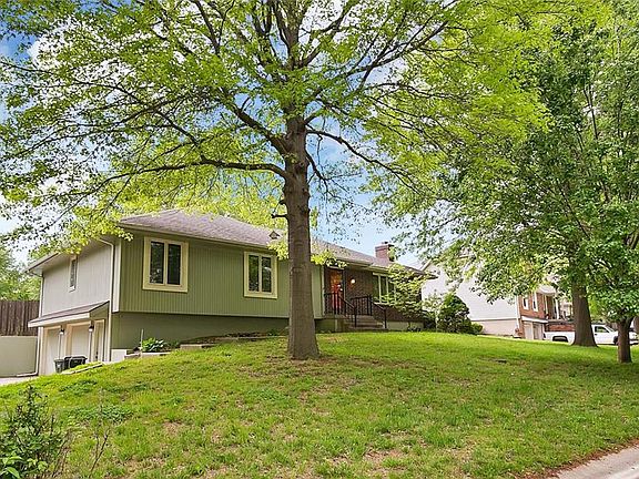 2nd image of 1805 NW Manor Dr