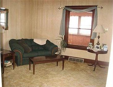 5th image of 461 Sanderson Ave