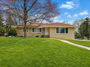 2064 Fry St, Roseville, MN 55113