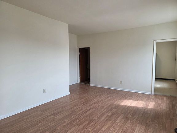 3rd image of 100 N Franklin St #2