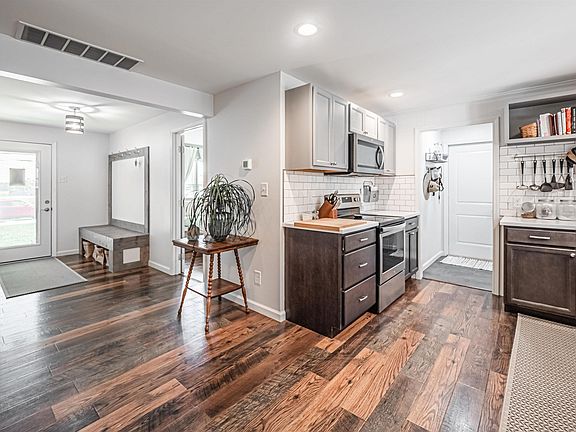 4th image of 918 N Main Dr