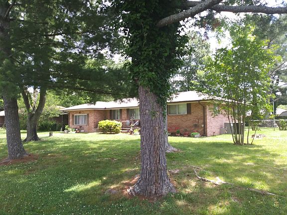 3rd image of 880 Neal Dr