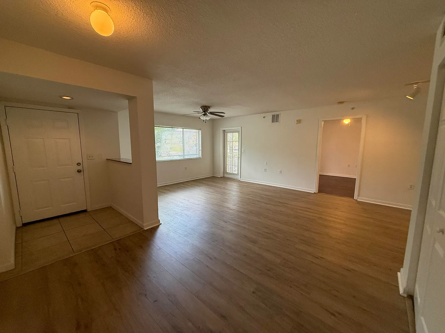 3 bed, 2.0 bath, 1373 sqft, $2,200 — Photo 2