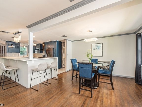 5th image of 388 Irving Ave