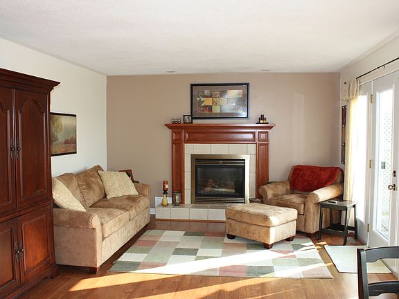 Family Room w/ gas fireplace