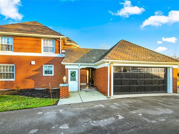 2nd image of 525 Fairway Pl