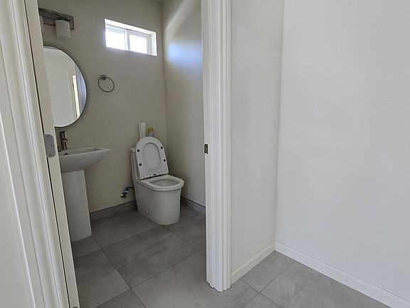 4th image of 10931 Hayvenhurst Ave