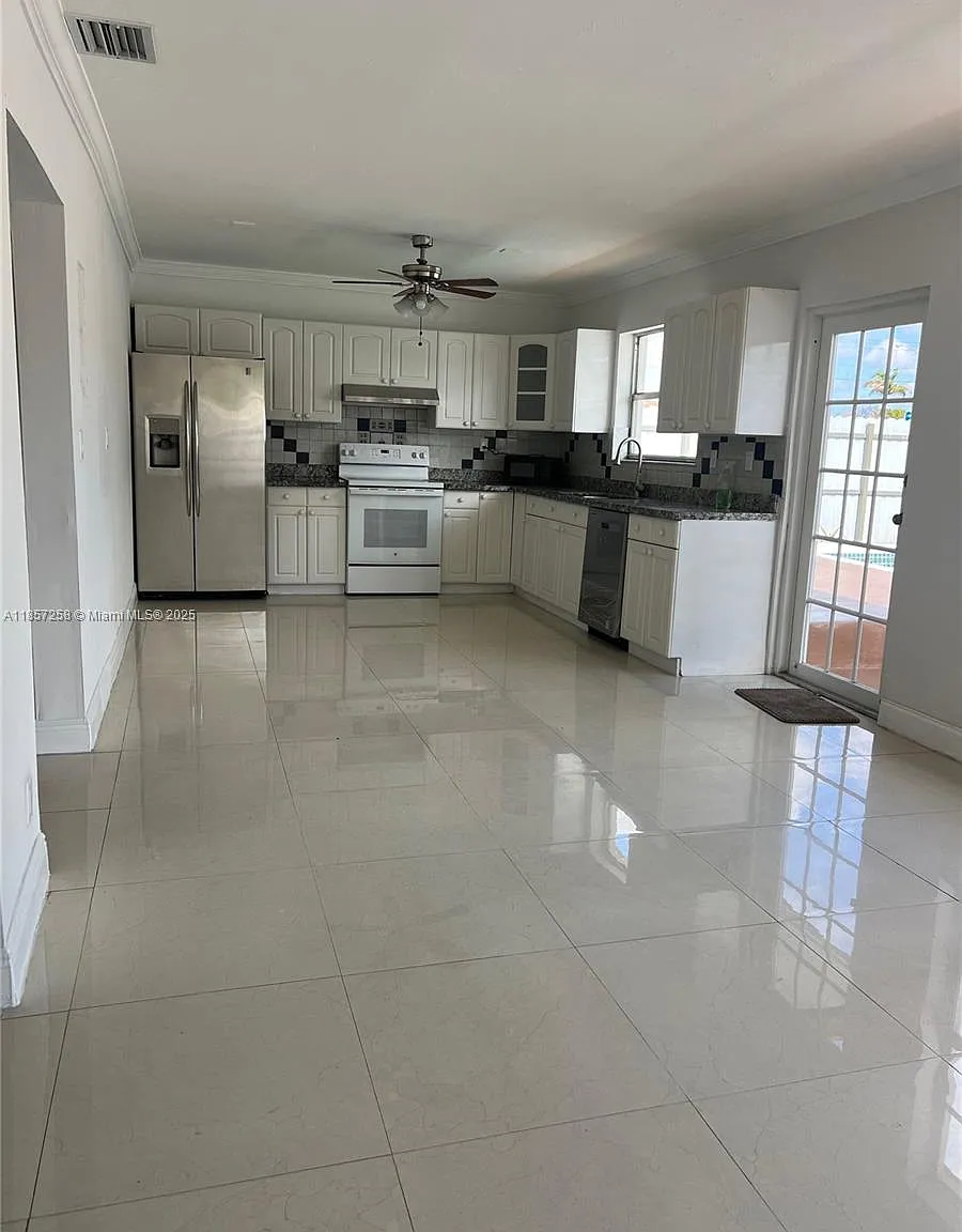 3 bed, 2008 sqft, $3,300 — Photo 3