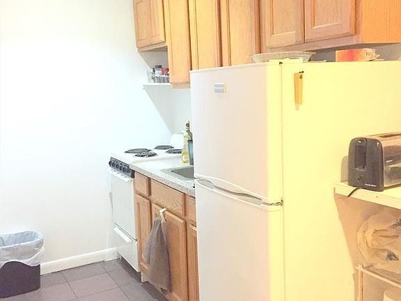5th image of 129 E 47th St APT 4B
