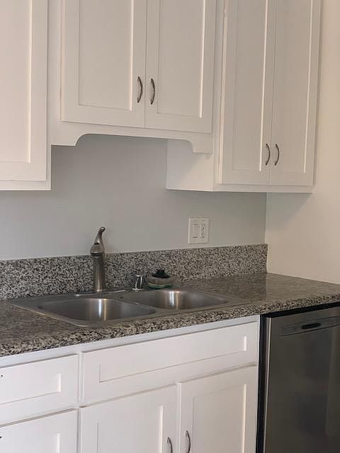 1st image of 822 S Shenandoah St APT 2