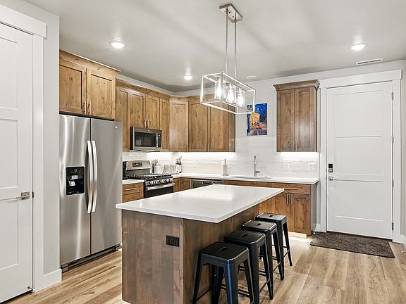 5th image of 899 S Lincoln Ave #3