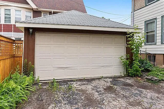 2114 E Webster Pl — Photo 2